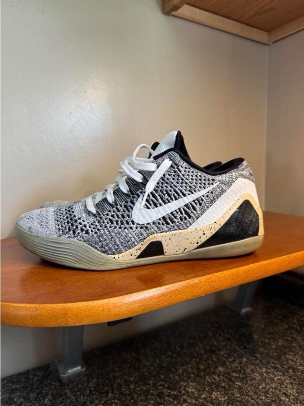 Nike Men’s Flyknit Low-Top Basketball Shoe - White/Black/Grey